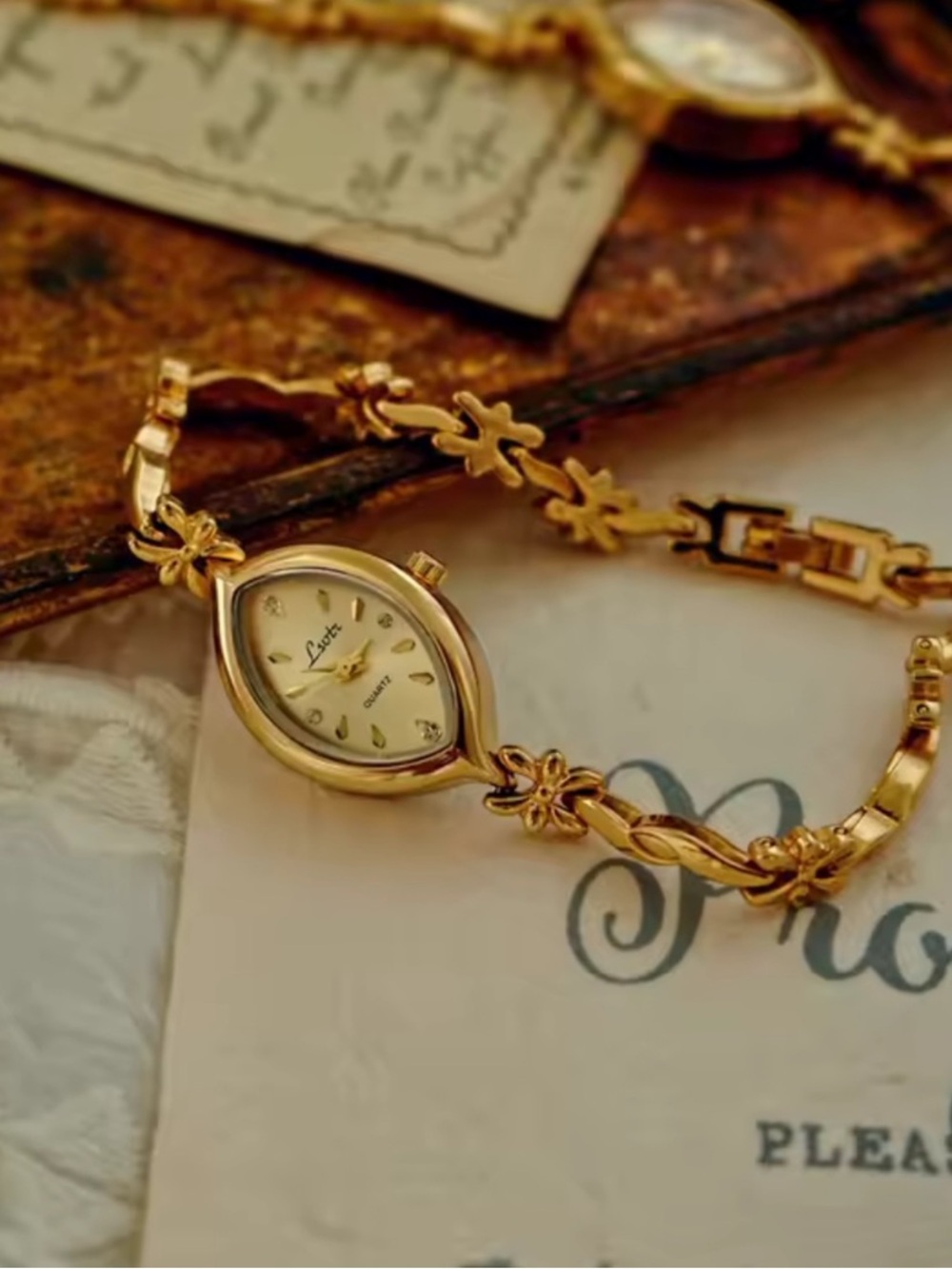 Vintage Gold Leaf-Shaped Bracelet Watch
